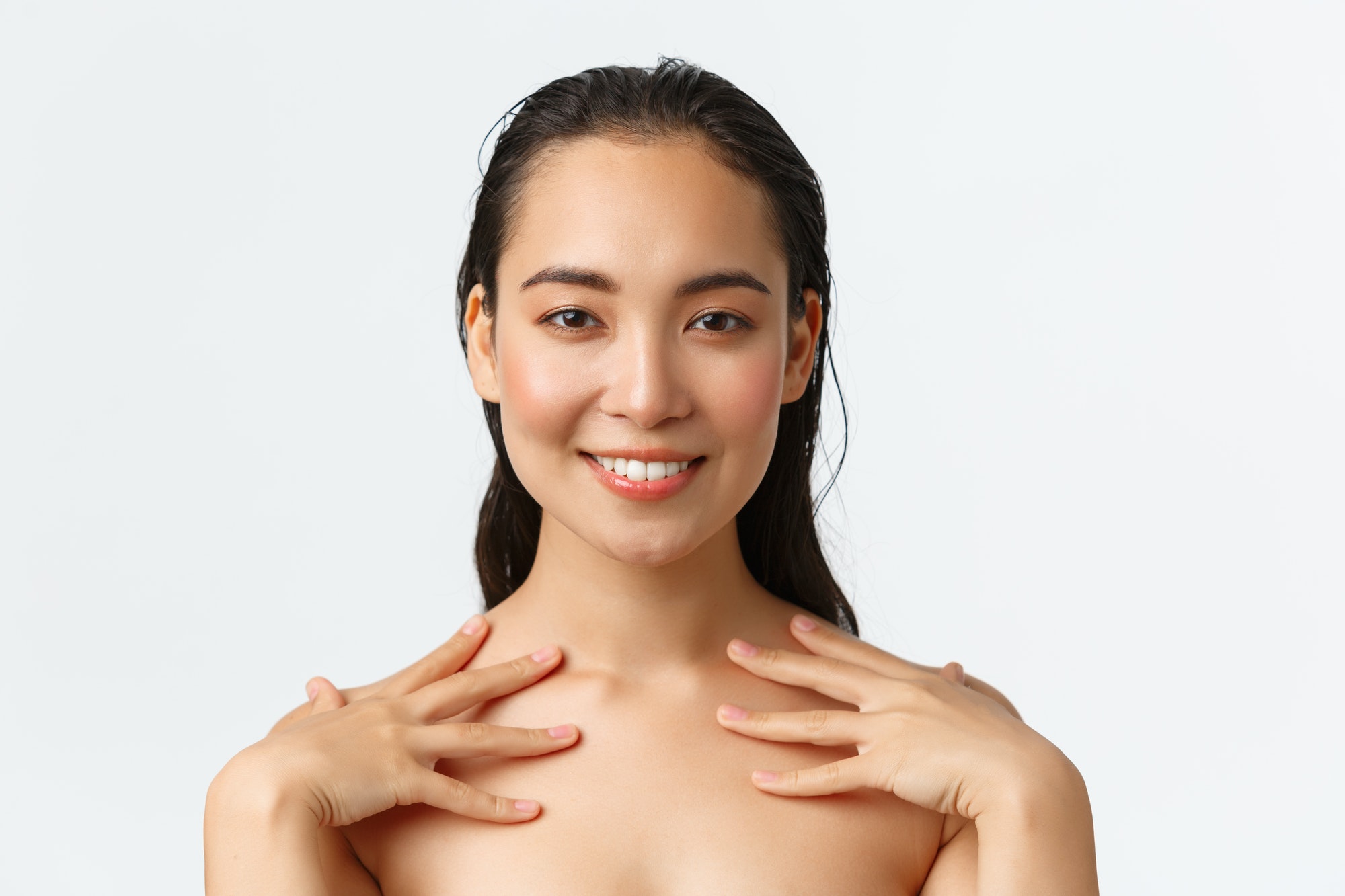 Peau éclatante et bien-être au Centre Esthétique des Musiciens à Nice Femme souriante avec une peau lumineuse et hydratée après soins esthétiques au Centre Esthétique des Musiciens à Nice.